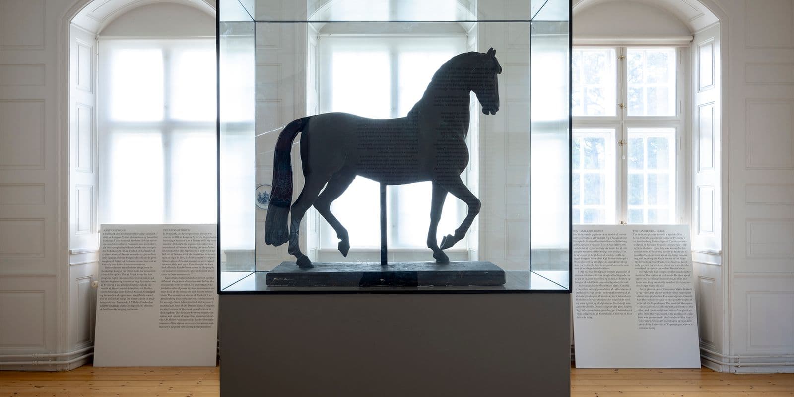 Jacques-François-Joseph Saly, Hestestatue, 1754. Bronzeret gips. Københavns Universitet. Foto: Malle Madsen.