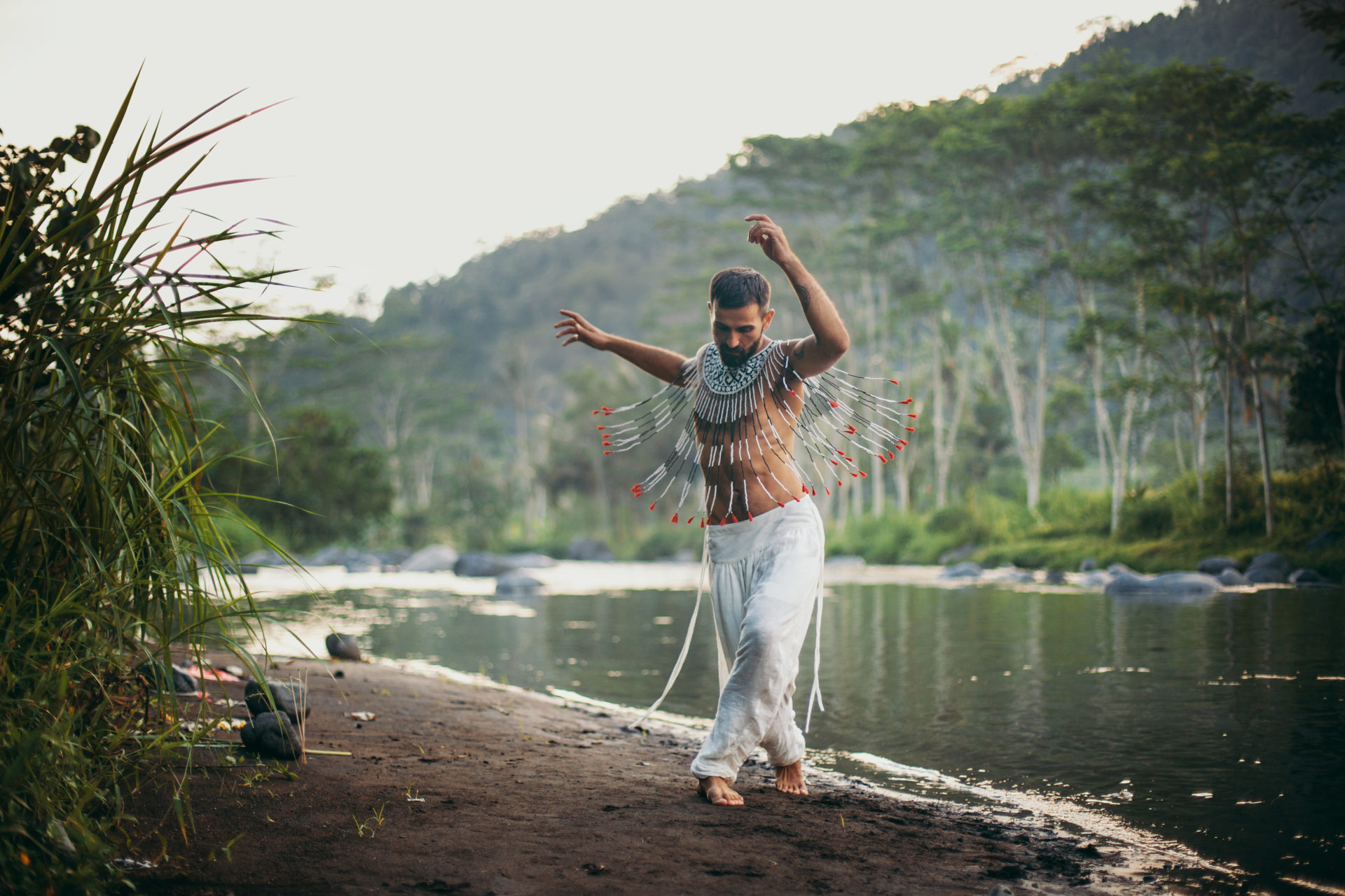 Terapeutisk seance med Isa Raim, der guider en ledfrigørende dans, som frisætter krop og sind